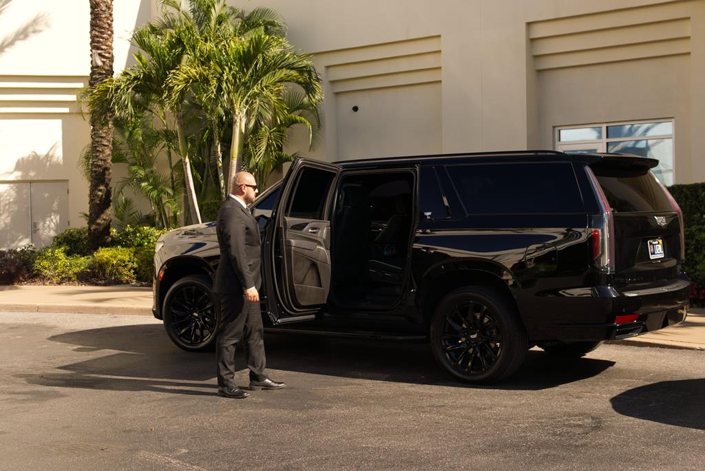 Professional chauffeur airport pickup service in Los Angeles